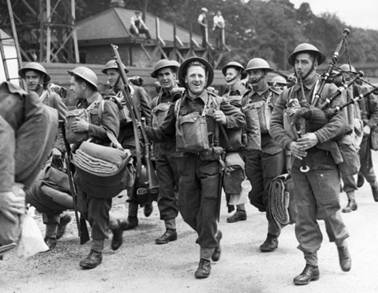 Britové ve Francii na pochodu.jpg