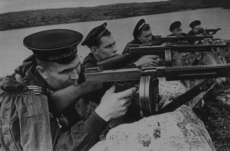 Sovětská námořní pěchota s Thompsony.jpg