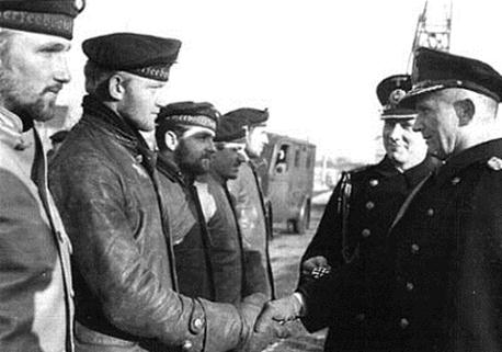 Karl D�nitz dekuroju mu�e ponorky U - 25.jpg